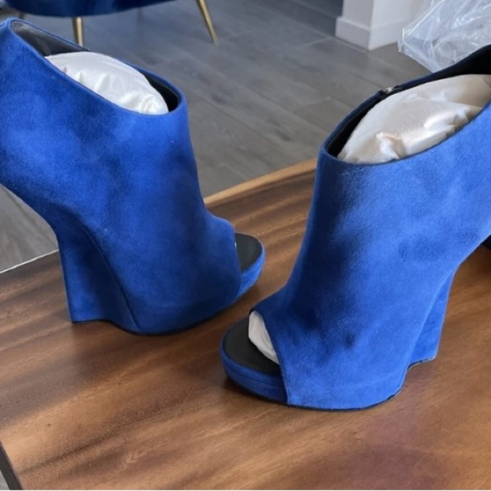 Giuseppe Zanotti Heelless Blue Suede Peep-Toe Ankle Booties- New without box